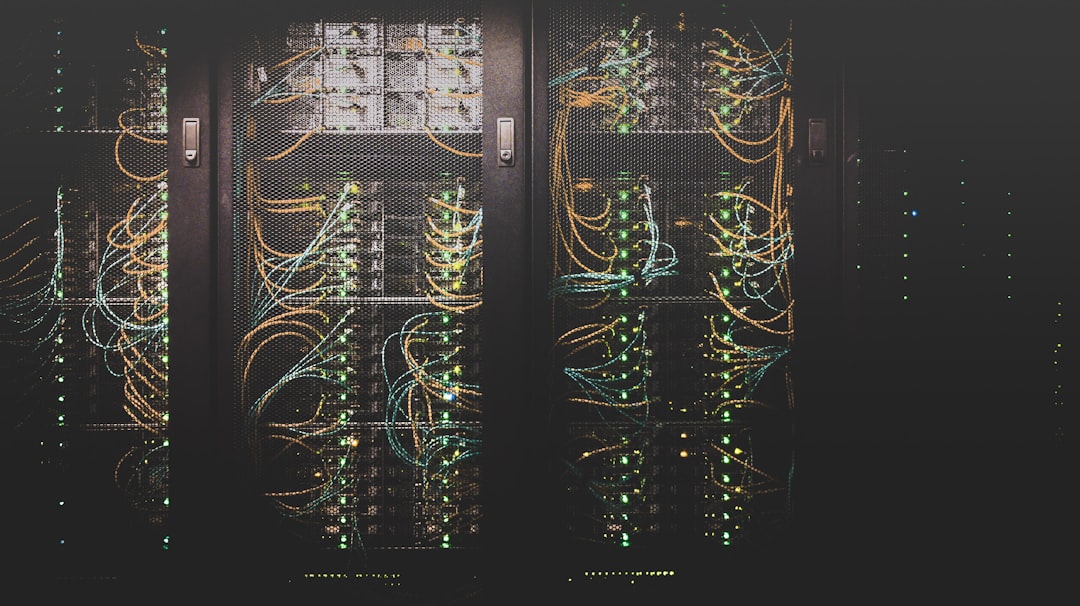 データセンターのサーバーラック。お名前.comレンタルサーバーの料金・自動更新・解約方法を解説する記事のイメージ